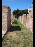 02250 ostia - regio v - insula xi - portico degli archi trionfali (v,xi,7-8) - portico - bli ri westen.jpg